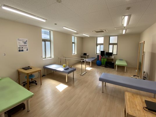 機能訓練室の明るい室内  