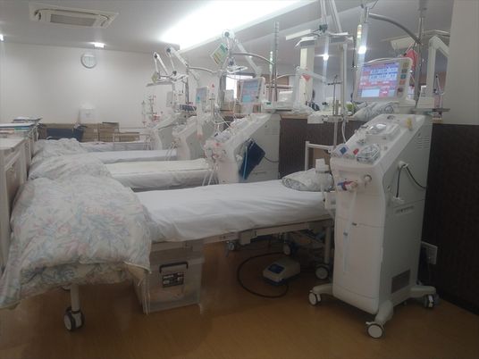 透析ベッドが並ぶ室内  