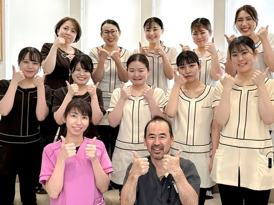笑顔のスタッフ集合  