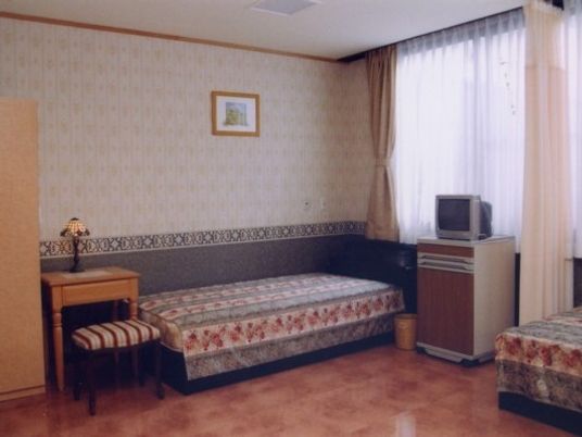 明るい居室のベッド  