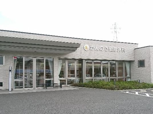 病院風の建物外観です  