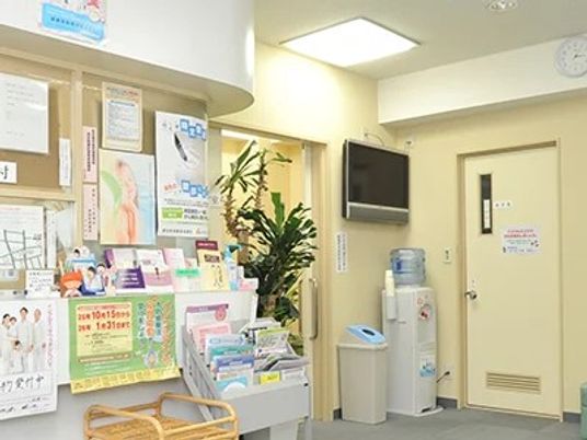 掲示物のある受付ロビー  