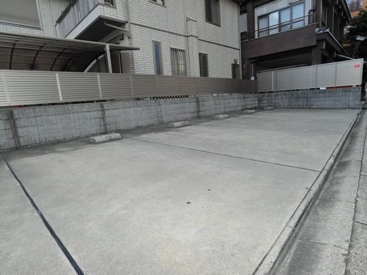 広い駐車場の外観  