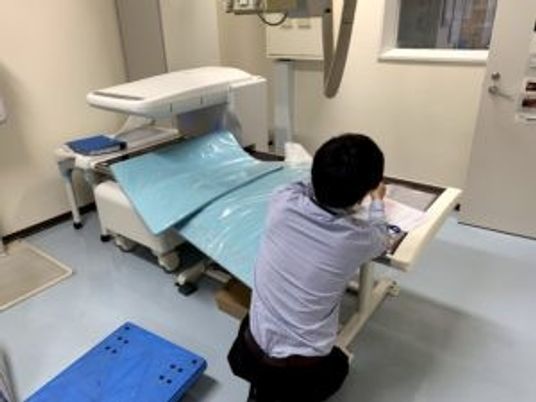 訓練機器と作業する職員の部屋  