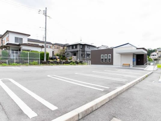 建物前の駐車場外観  