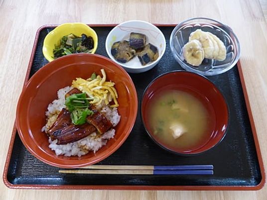 居室での食事風景