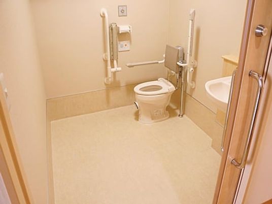 広々とした清潔なトイレ