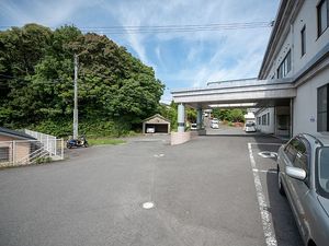 建物前の駐車場  