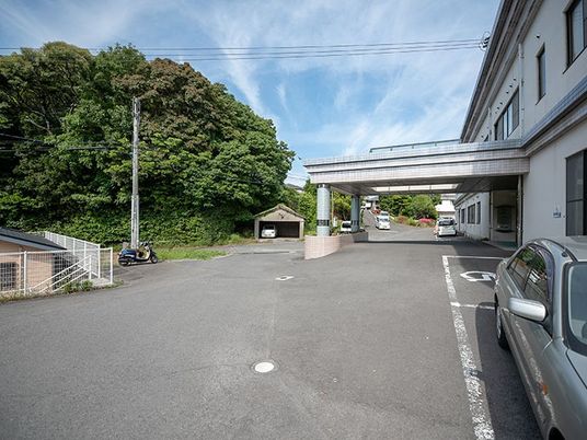 建物前の駐車場  