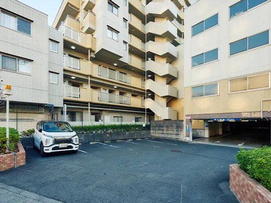 建物前の駐車場外観  