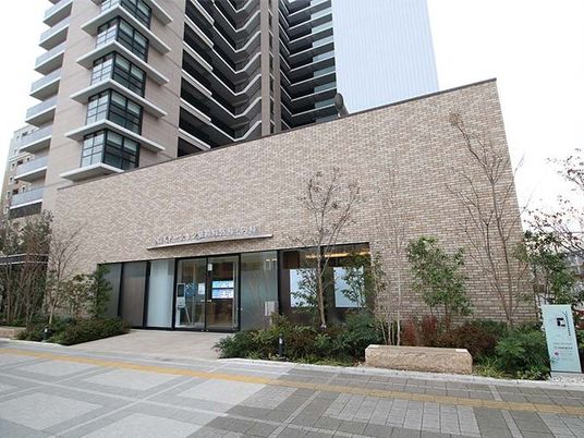 落ち着いた外観の建物  