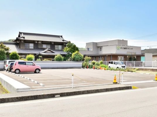 広い駐車場の外観  