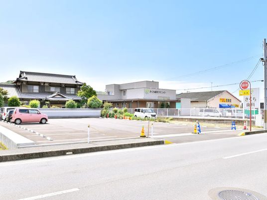 明るい外観の駐車場  