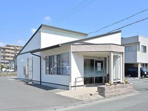 明るい建物の外観  