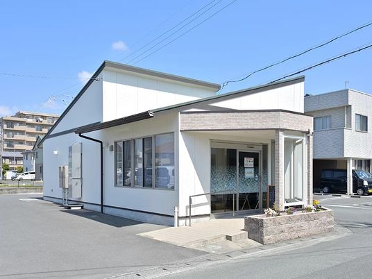 明るい建物の外観  