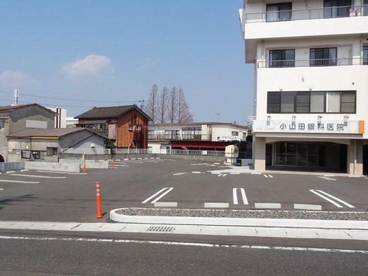 病院外観と駐車場  