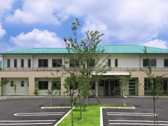 緑に囲まれた建物外観  