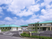 青空の前に建つ外観  