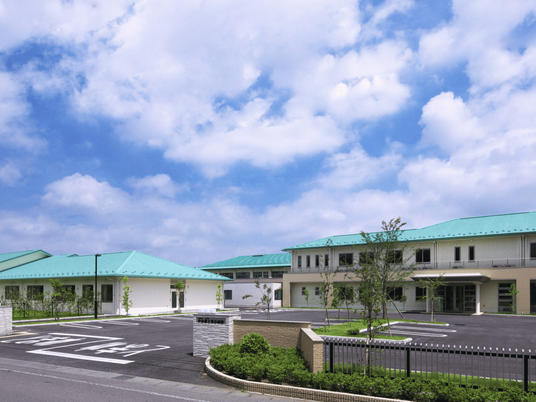 青空の前に建つ外観  
