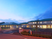 夕景の施設外観  
