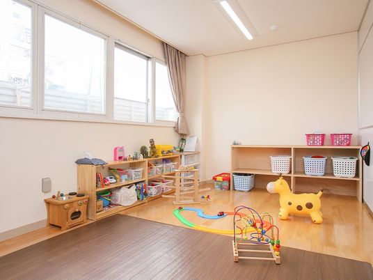 遊具が並ぶ多目的室  