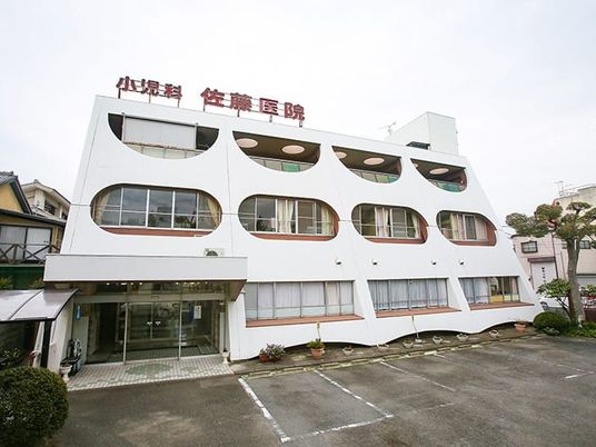 白い外観の建物外観  
