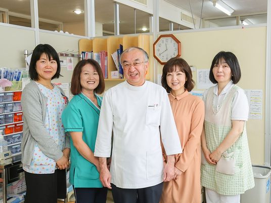 笑顔のスタッフ集合の休憩室  