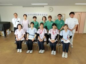 職員の集合写真がある多目的室  