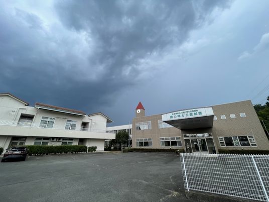 落ち着いた雰囲気の建物外観