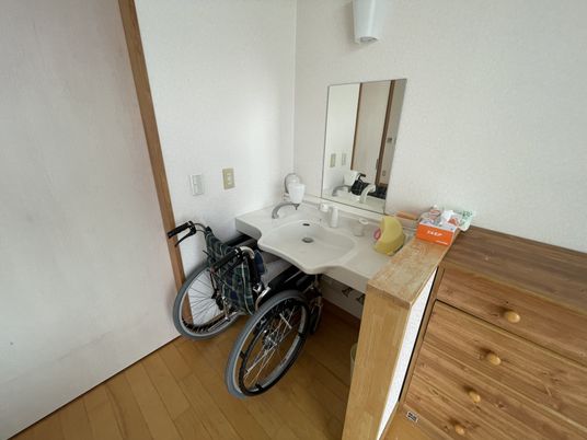 車椅子のある洗面台