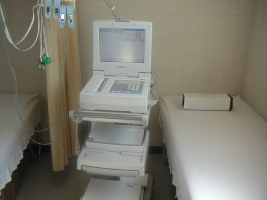 検査機器とベッドの室内  