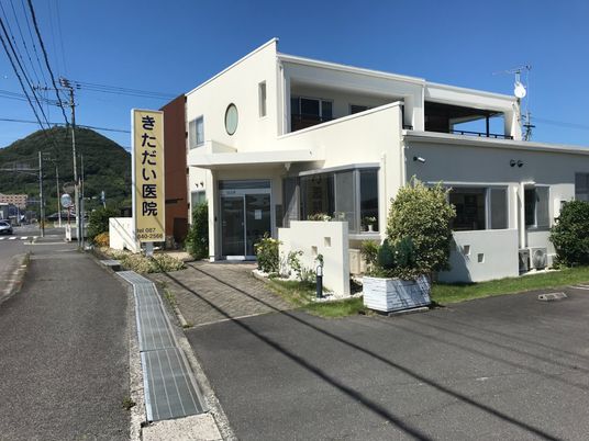 白い建物の外観  
