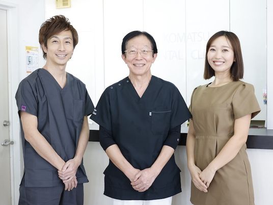 3人のスタッフと受付  