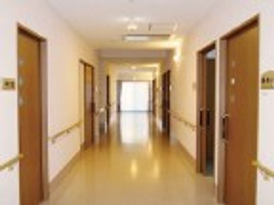 清潔感溢れる施設の廊下