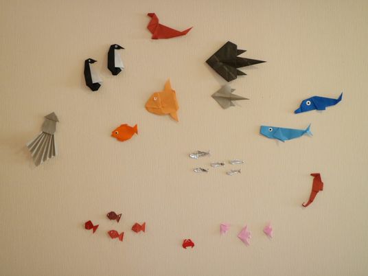 壁に飾られた色とりどりの折り紙