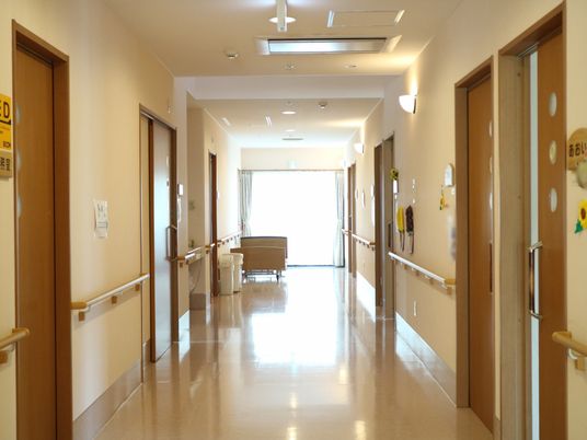 明るい廊下と扉