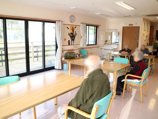 明るい食堂の様子