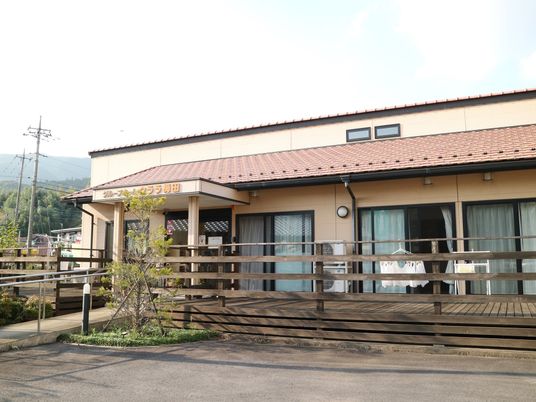 平屋建ての施設外観