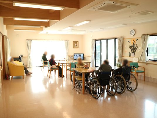 広々とした明るいラウンジ