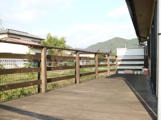 中庭を臨む廊下