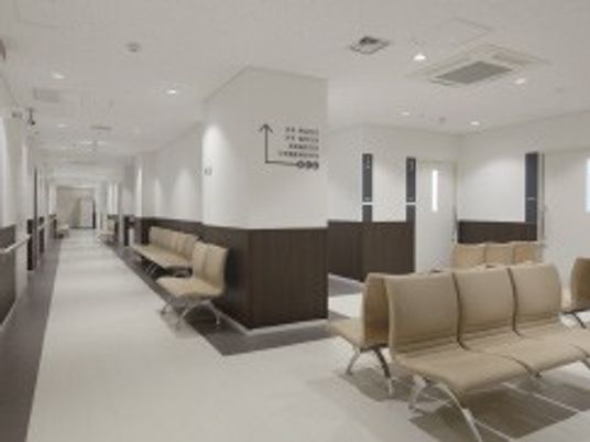 待合席のある明るい廊下  