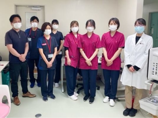 スタッフ集合の室内  