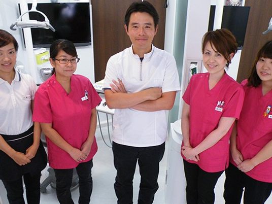スタッフが並ぶ理美容室  
