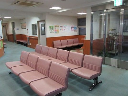 待合ベンチのある廊下  