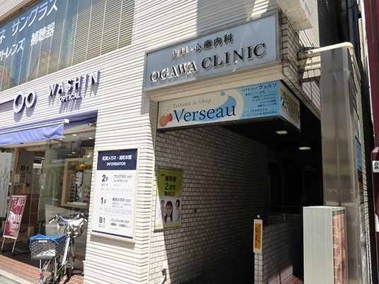 クリニック出入口  