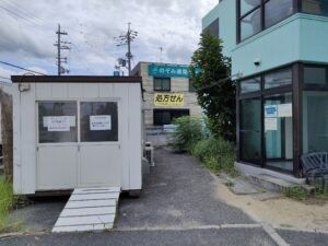 施設外観の入口  