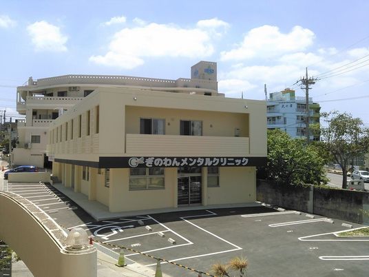 駐車場のある施設外観  