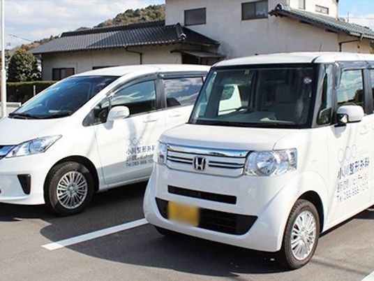 送迎車が並ぶ駐車場  