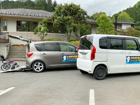 送迎車が並ぶ外観  
