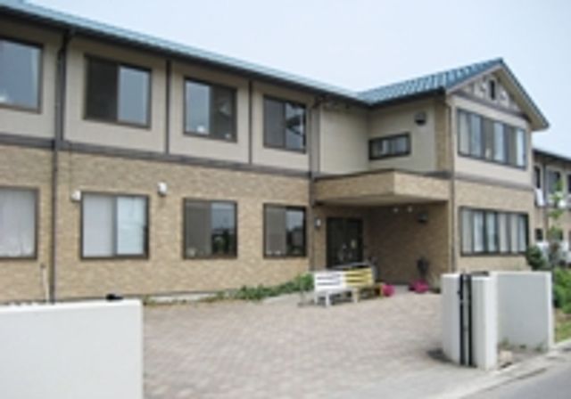 広々とした居室外観 外観 広々とした居室が印象的な建物です。車椅子でもアクセスしやすいエントランスが整っています。